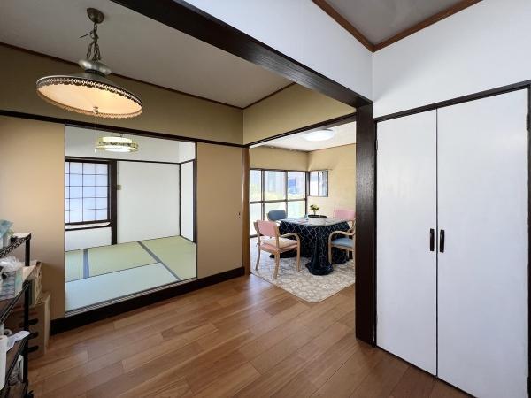 隣接する和室を開放すると広々空間に