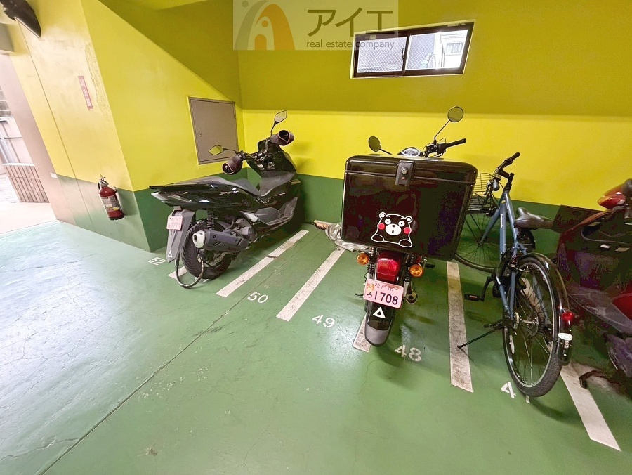 広々スペースの駐輪場はご家族の自転車を置くことができます