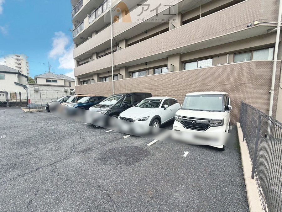 駐車場があるため車通勤の方にも安心なマンションです(要空確認)
