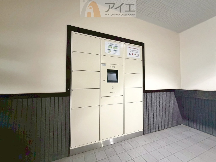 お出掛けが多くても安心な、宅配ボックスつき