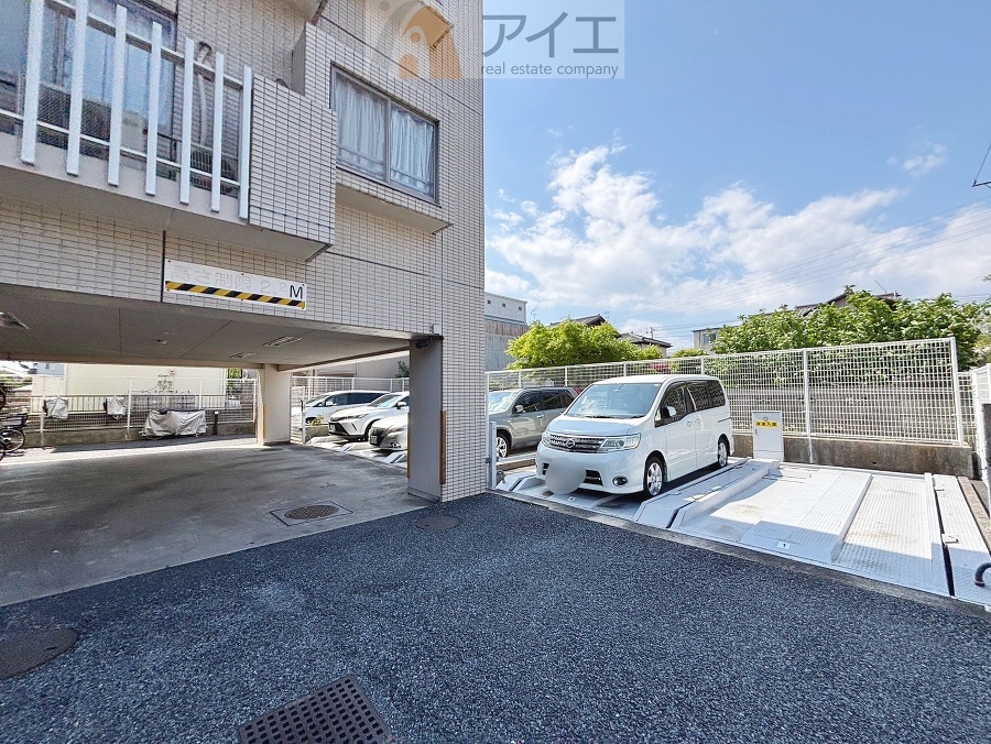 駐車場があるため車通勤の方にも安心なマンションです(要空確認)