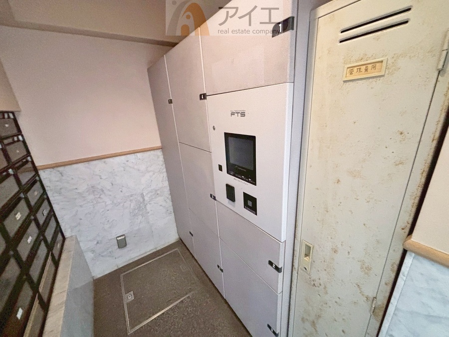 お出掛けが多くても安心な、宅配ボックスつき