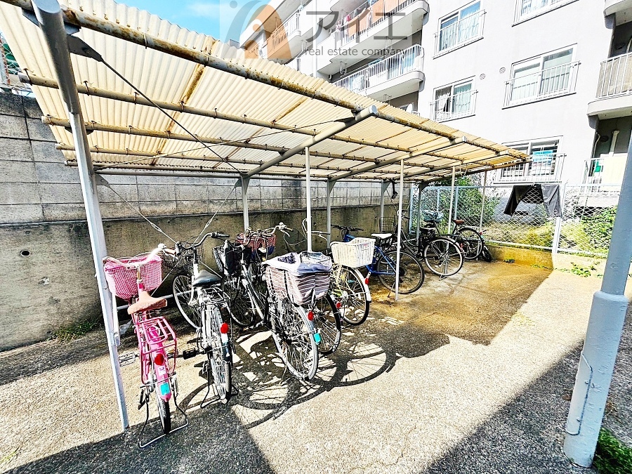 広々スペースの駐輪場はご家族の自転車を置くことができます
