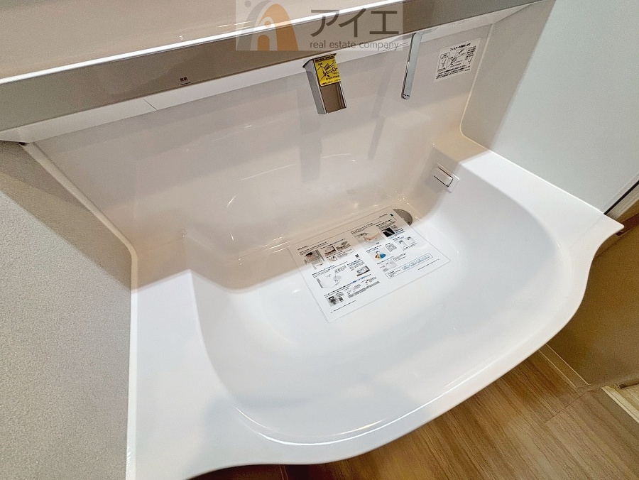 三面鏡にハンドシャワー付き、使いやすい洗面台