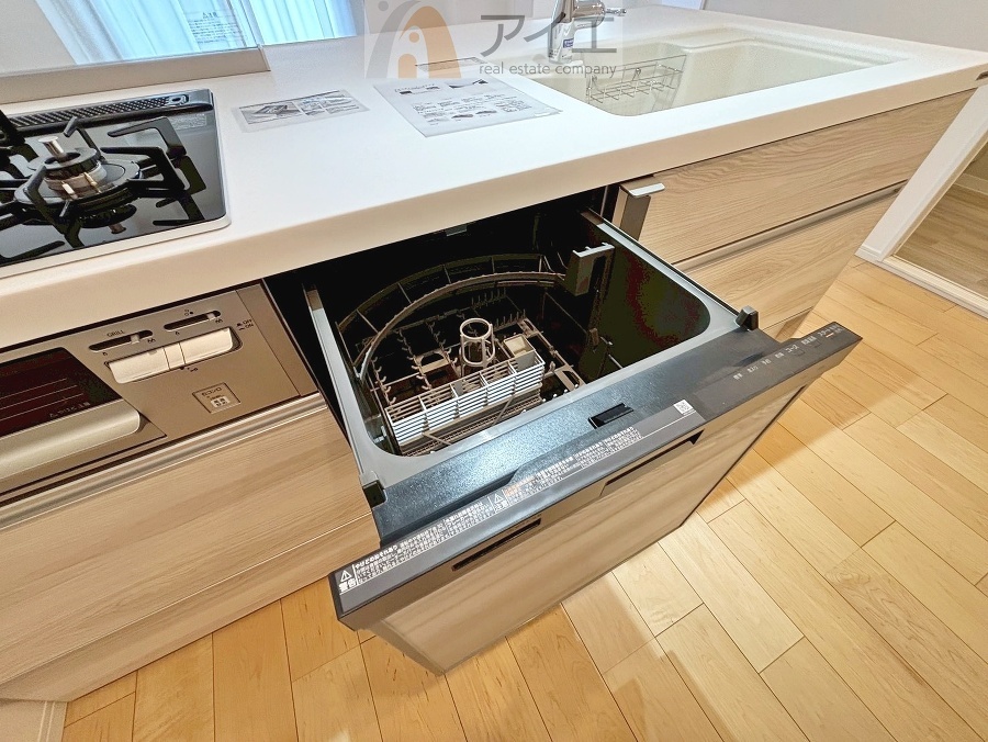 手に優しい、後片づけおまかせの食洗機。ママも食後のだんらんに加われます