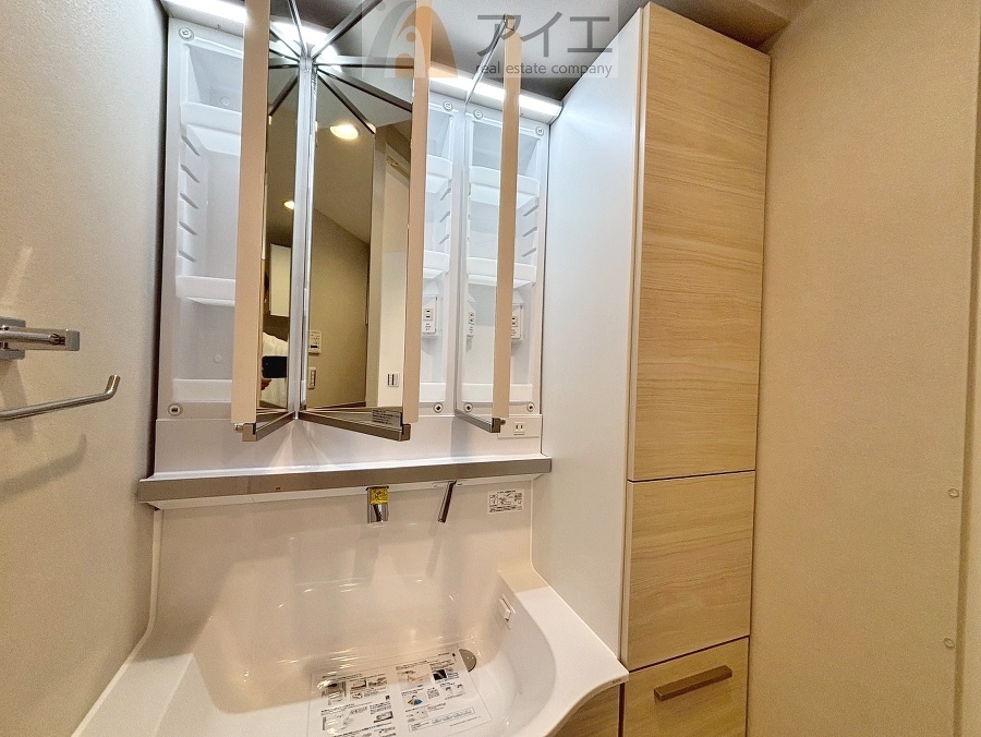 たっぷりの収納を設けた3面鏡付洗面台で快適な暮らし