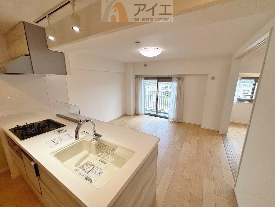 日差しがうれしいリビング、大窓からの見晴らしも良好