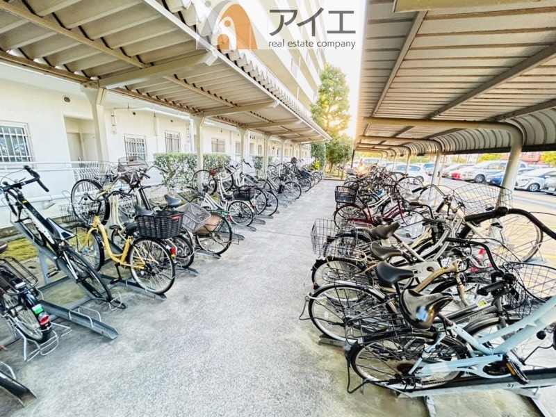 広々スペースの駐輪場はご家族の自転車を置くことができます