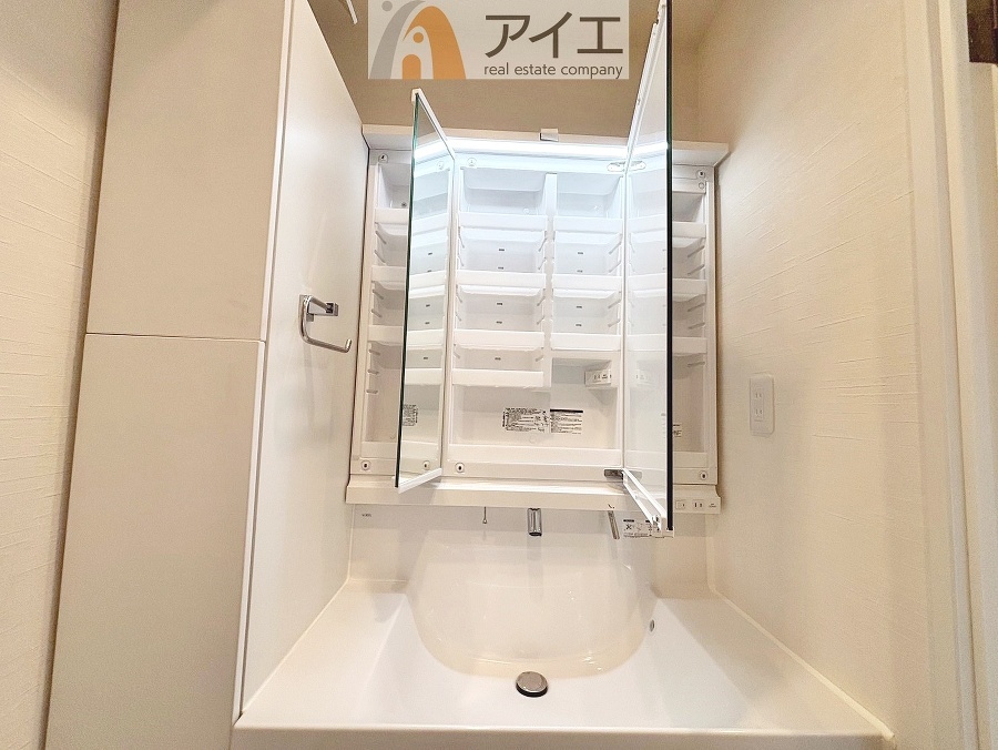 たっぷりの収納を設けた3面鏡付洗面台で快適な暮らし