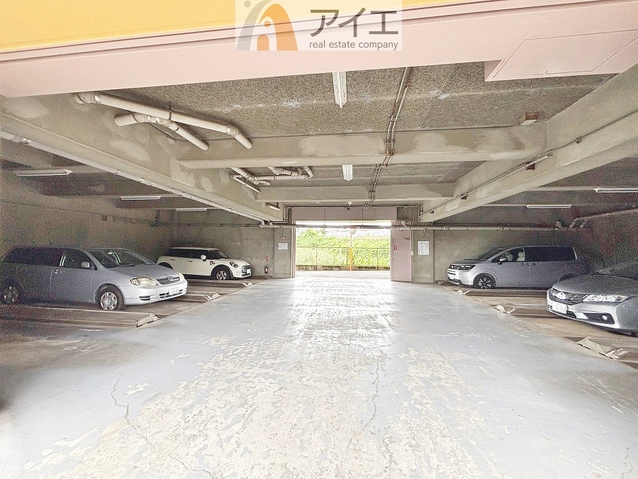 駐車場があるため車通勤の方にも安心なマンションです(要空確認)