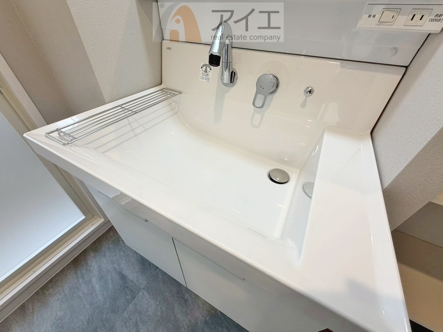 三面鏡にハンドシャワー付き、使いやすい洗面台