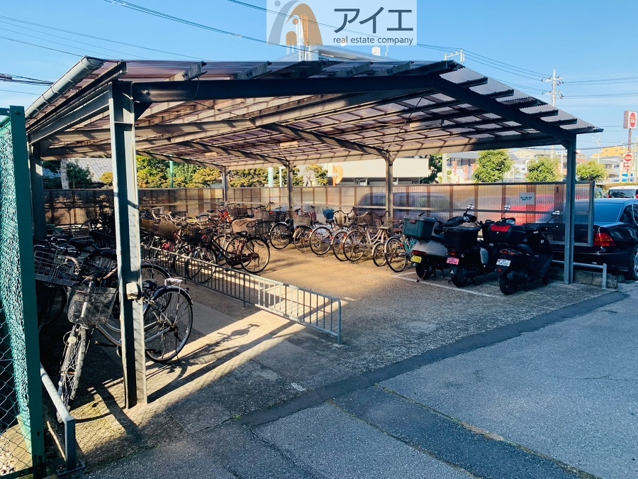 広々スペースの駐輪場はご家族の自転車を置くことができます