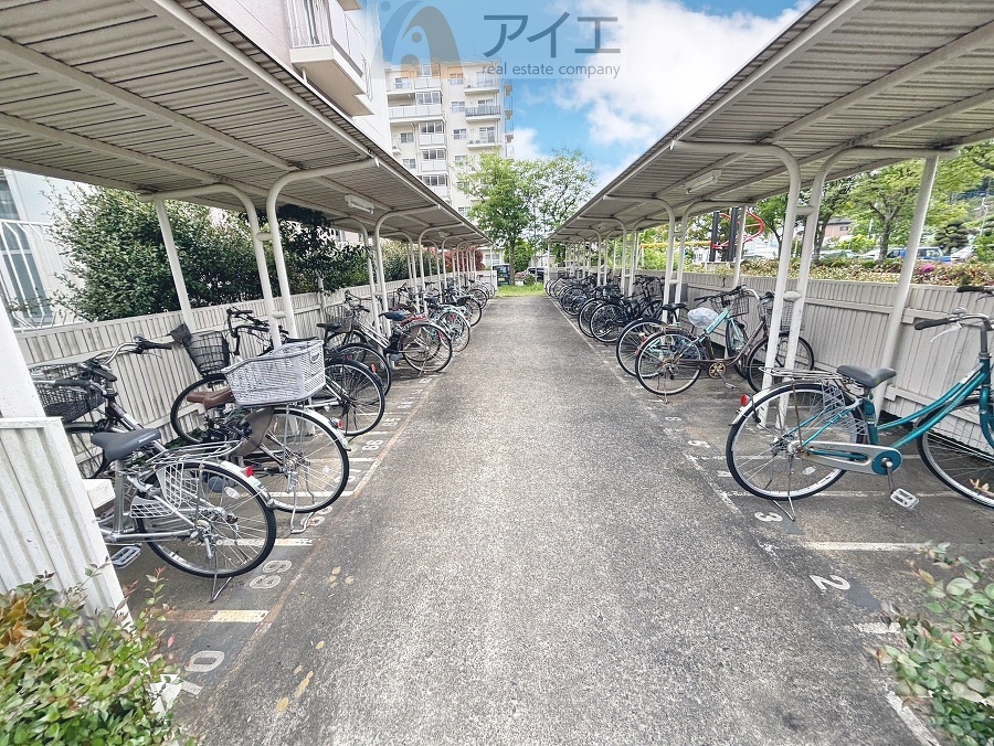広々スペースの駐輪場はご家族の自転車を置くことができます