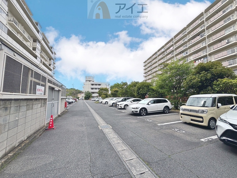 駐車場があるため車通勤の方にも安心なマンションです(要空確認)