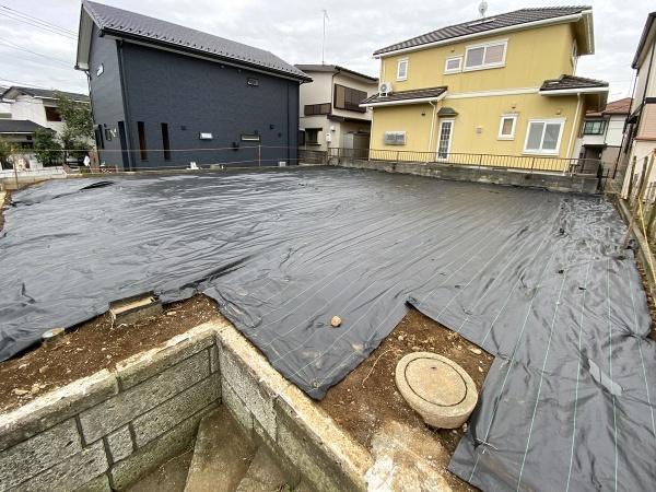 スーパー、小学校なども近く便利な住環境。