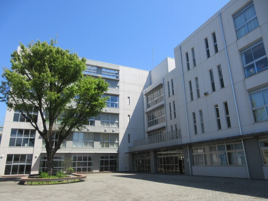 板橋区立板橋第三中学校 740m 