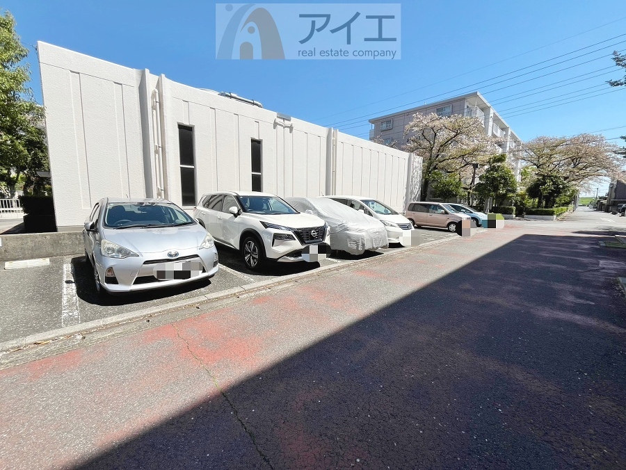 駐車場があるため車通勤の方にも安心なマンションです(要空確認)
