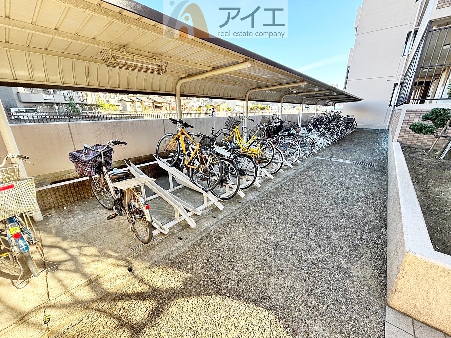 広々スペースの駐輪場はご家族の自転車を置くことができます