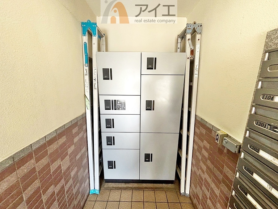 お出掛けが多くても安心な、宅配ボックスつき