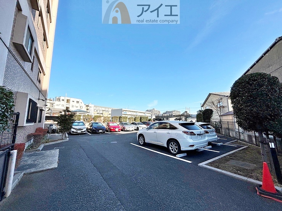 駐車場があるため車通勤の方にも安心なマンションです(要空確認)