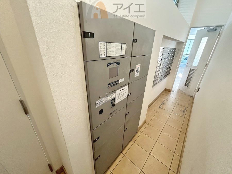 お出掛けが多くても安心な、宅配ボックスつき