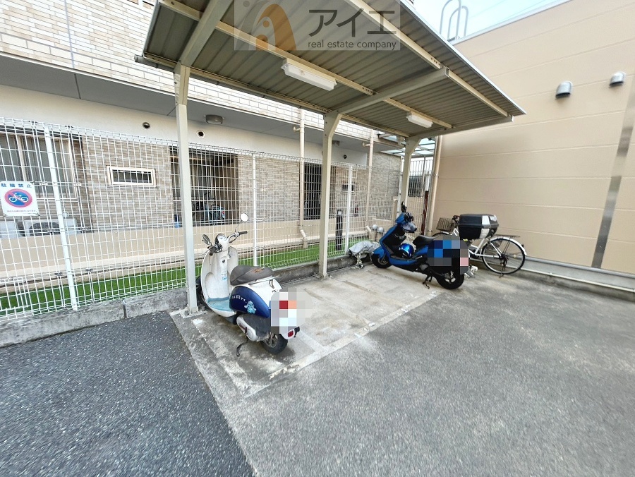 広々スペースの駐輪場はご家族の自転車を置くことができます