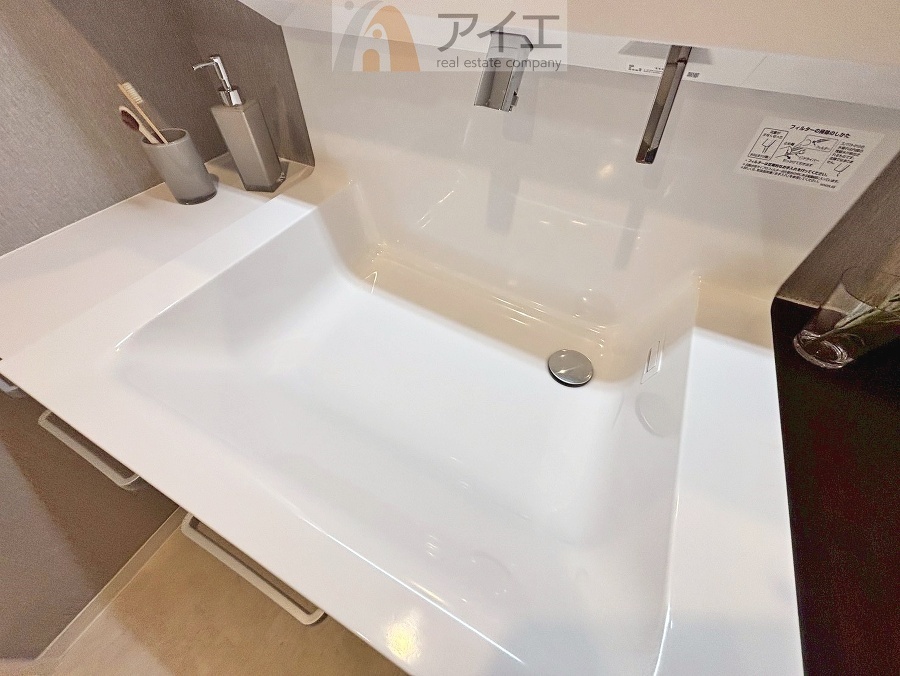 三面鏡にハンドシャワー付き、使いやすい洗面台