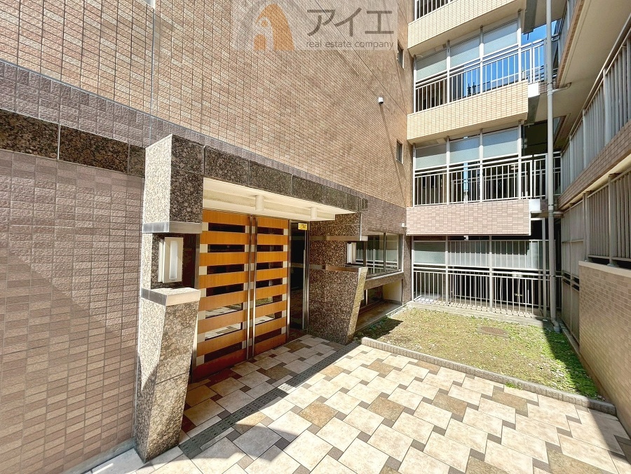 清掃や修理、不審者への声掛けも。管理員日勤は防犯にも有効