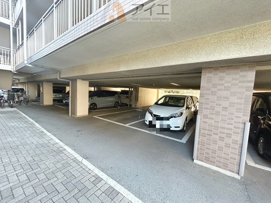 駐車場があるため車通勤の方にも安心なマンションです(要空確認)