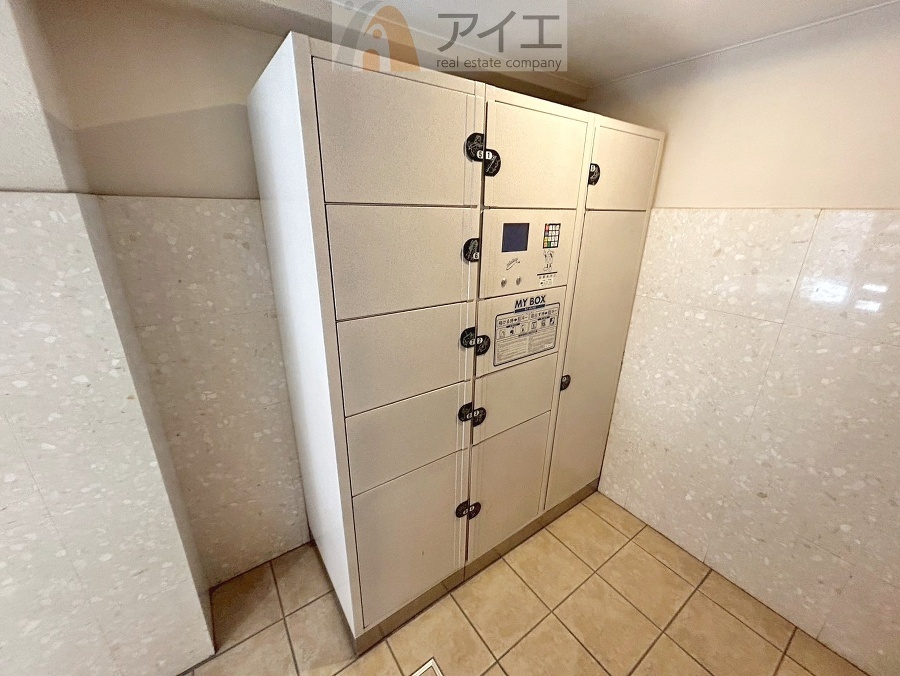 お出掛けが多くても安心な、宅配ボックスつき