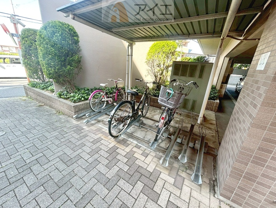 広々スペースの駐輪場はご家族の自転車を置くことができます