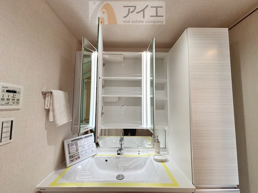 たっぷりの収納を設けた3面鏡付洗面台で快適な暮らし