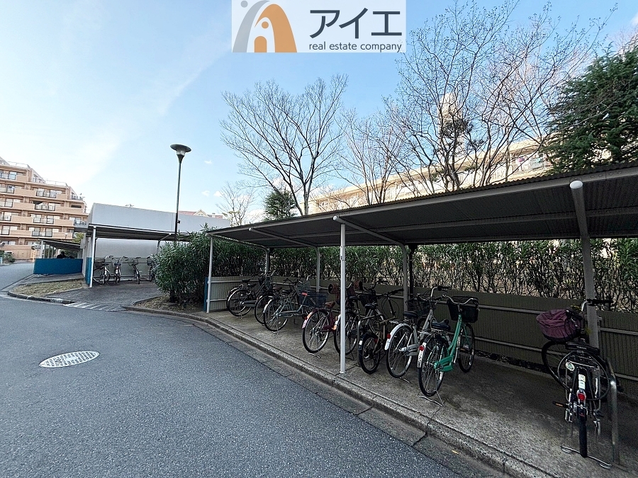 広々スペースの駐輪場はご家族の自転車を置くことができます