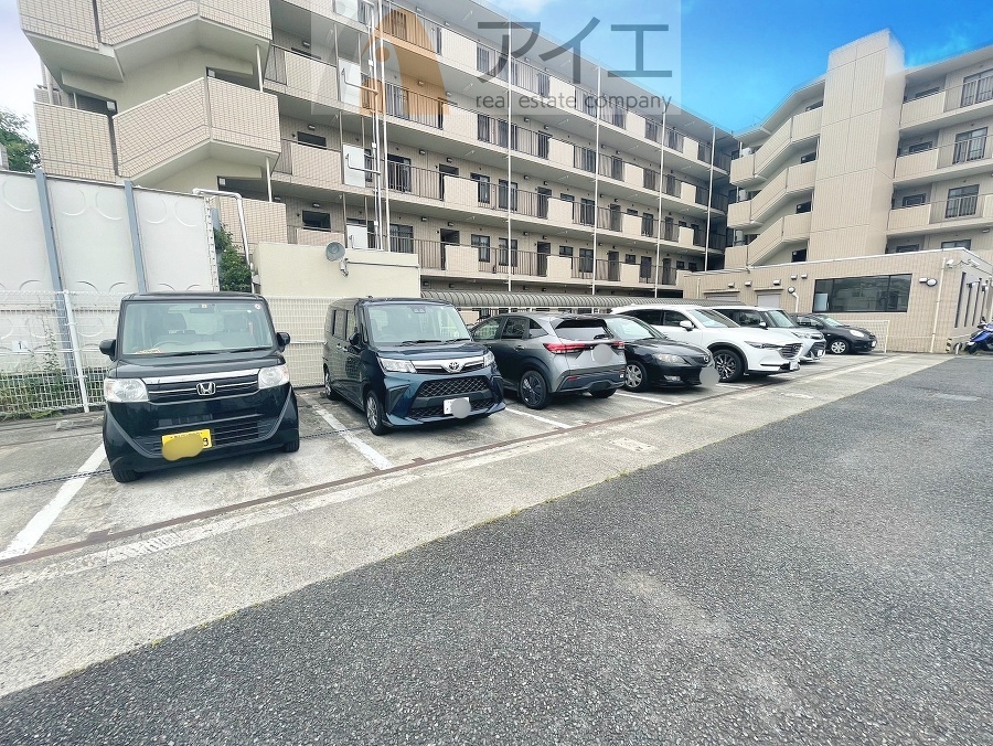 駐車場があるため車通勤の方にも安心なマンションです(要空確認)