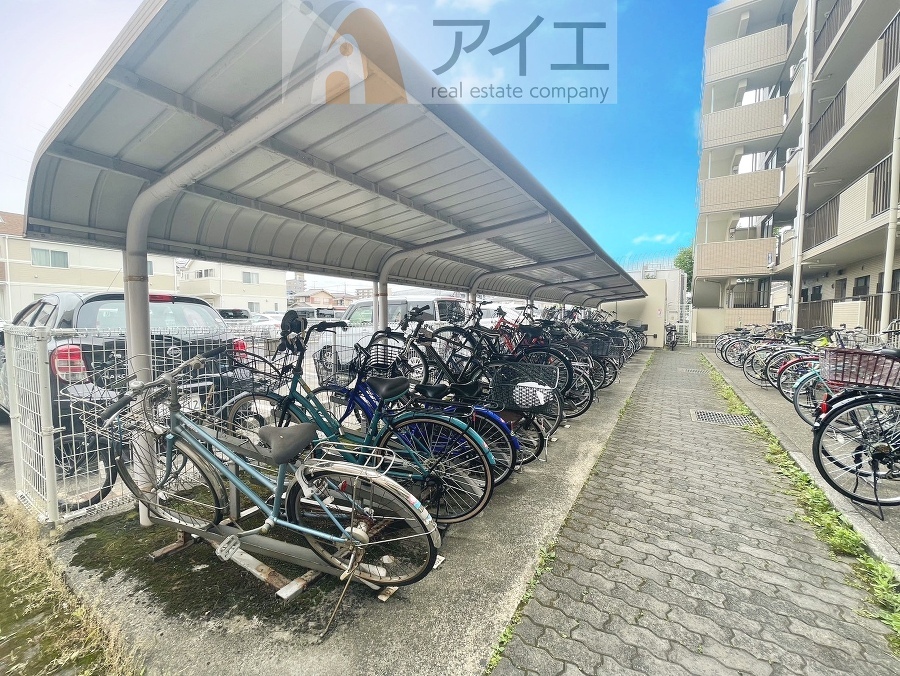 広々スペースの駐輪場はご家族の自転車を置くことができます