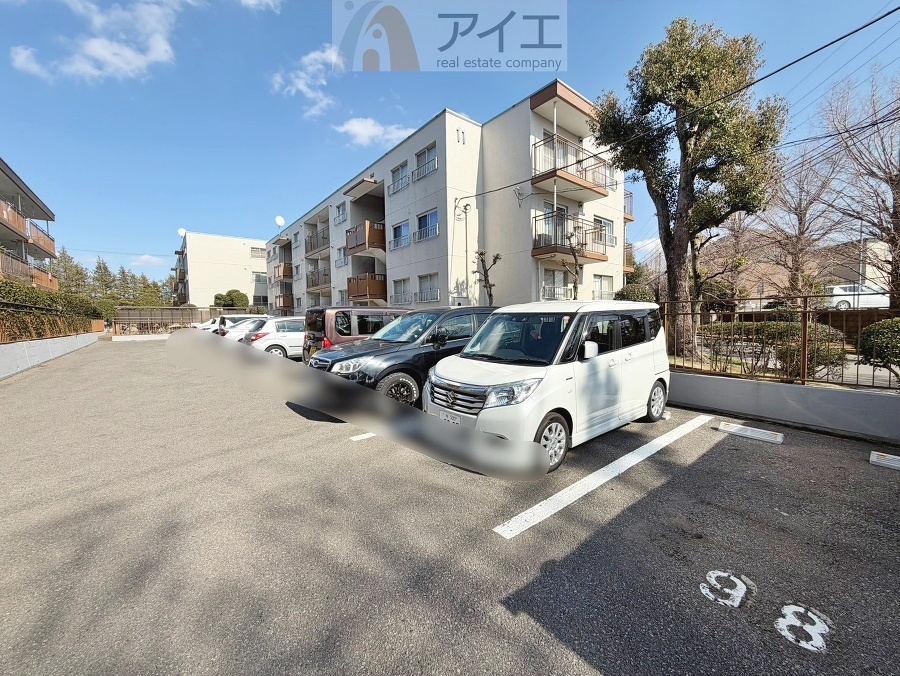 駐車場があるため車通勤の方にも安心なマンションです(要空確認)