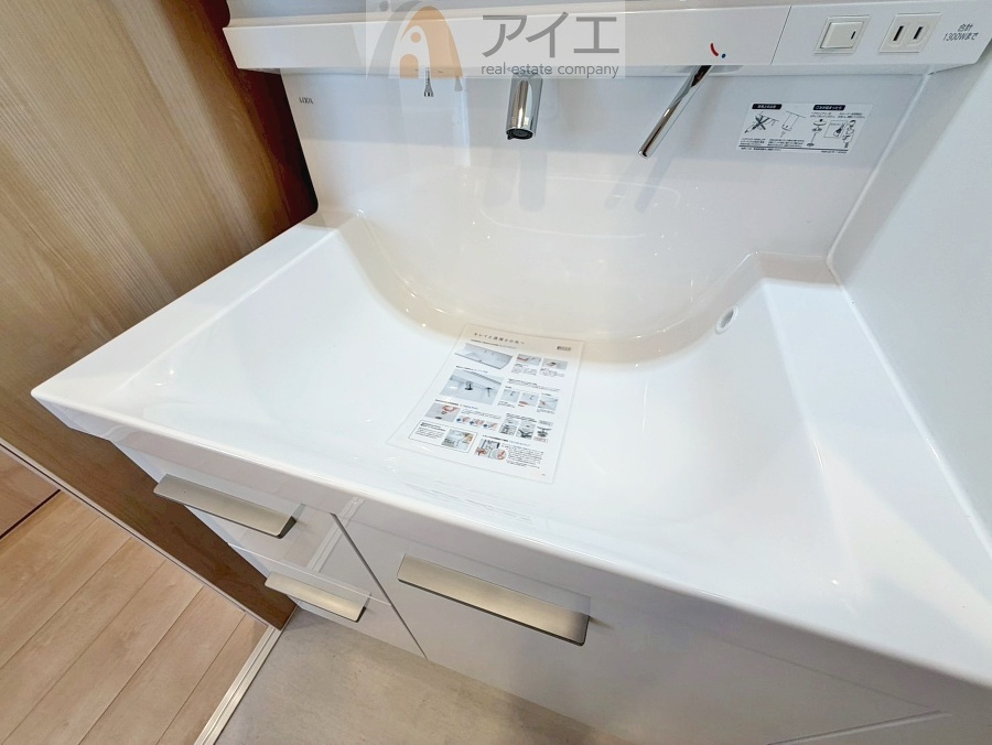 三面鏡にハンドシャワー付き、使いやすい洗面台