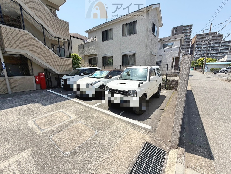 駐車場があるため車通勤の方にも安心なマンションです(要空確認)