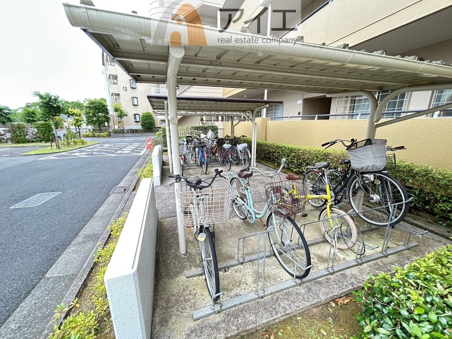 広々スペースの駐輪場はご家族の自転車を置くことができます