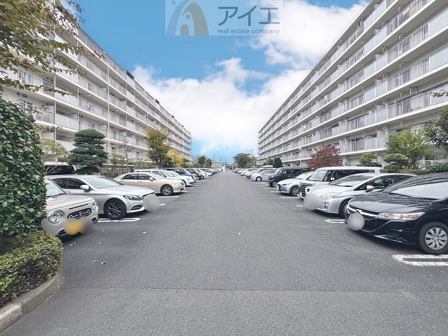 駐車場があるため車通勤の方にも安心なマンションです(要空確認)