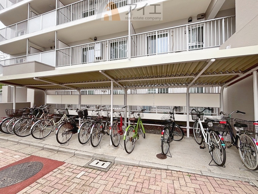 広々スペースの駐輪場はご家族の自転車を置くことができます