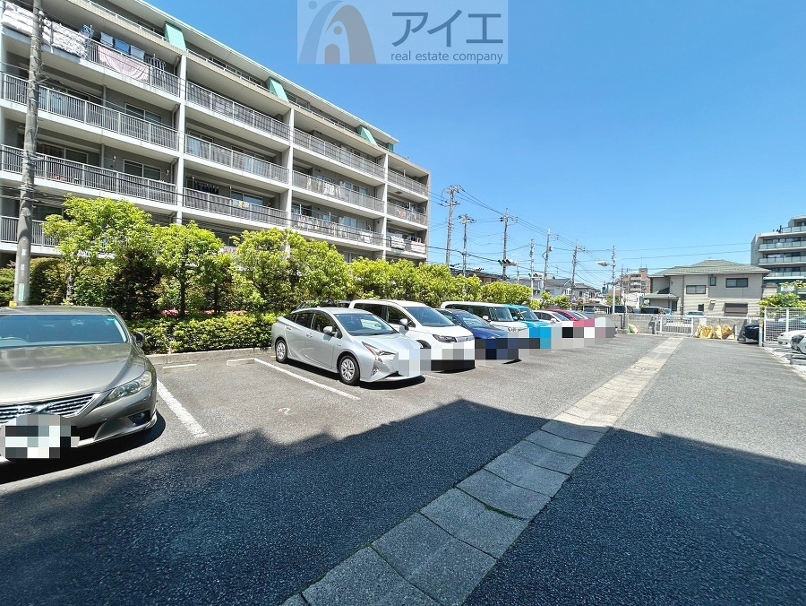 駐車場があるため車通勤の方にも安心なマンションです(要空確認)
