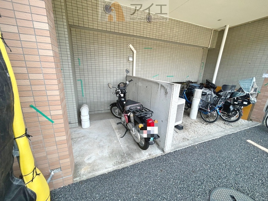広々スペースの駐輪場はご家族の自転車を置くことができます