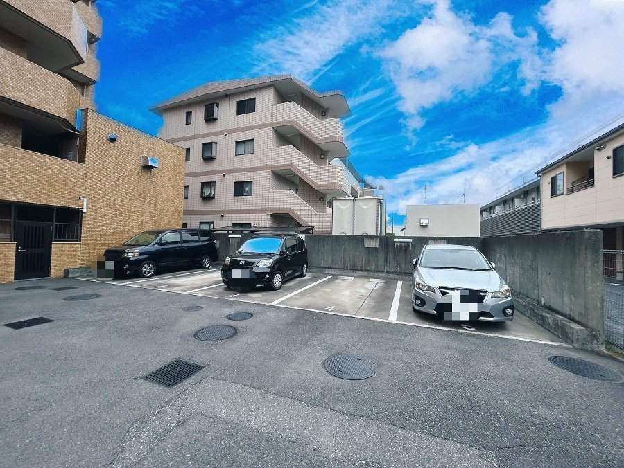 駐車場があるため車通勤の方にも安心なマンションです(要空確認)