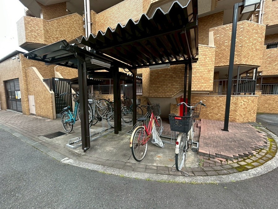 広々スペースの駐輪場はご家族の自転車を置くことができます