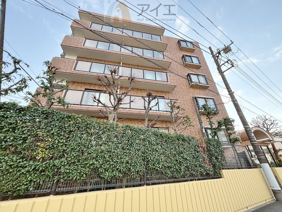 清掃や修理、不審者への声掛けも。管理員日勤は防犯にも有効