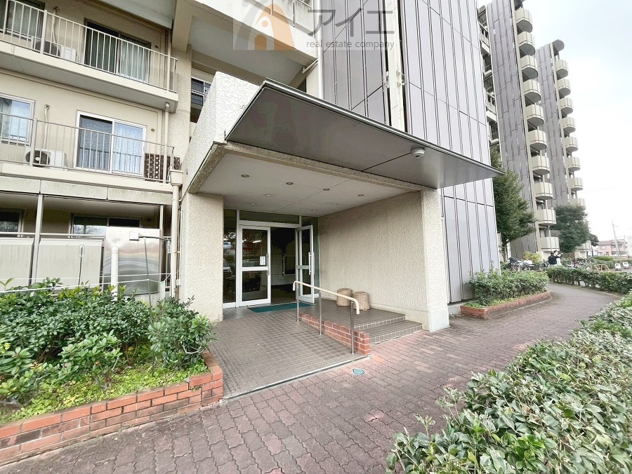 清掃や修理、不審者への声掛けも。管理員日勤は防犯にも有効