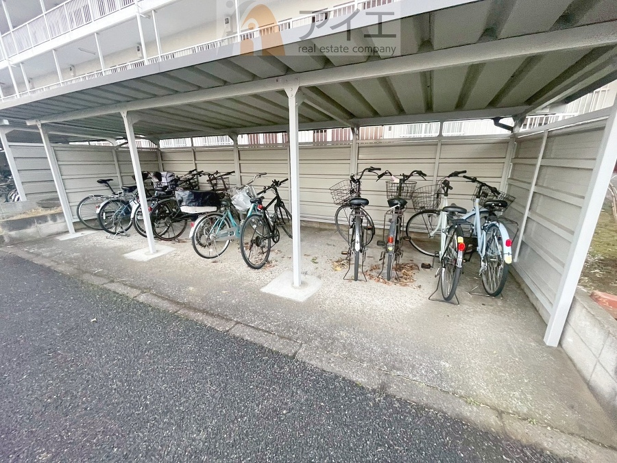 広々スペースの駐輪場はご家族の自転車を置くことができます