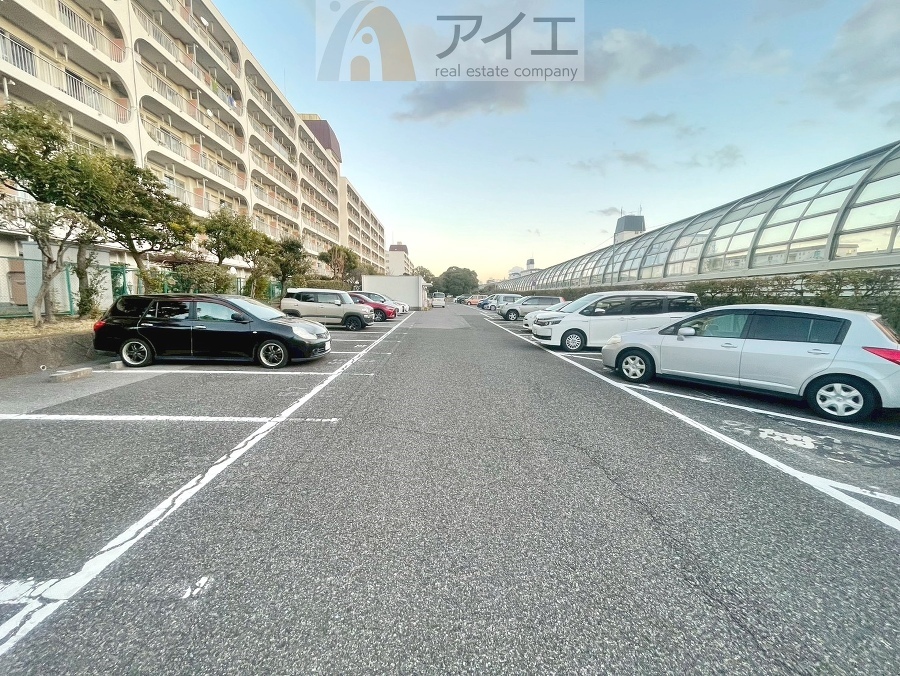 駐車場があるため車通勤の方にも安心なマンションです(要空確認)