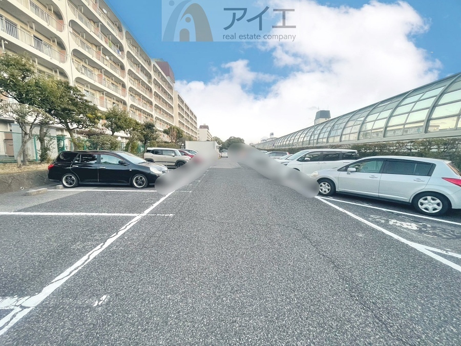 駐車場があるため車通勤の方にも安心なマンションです(要空確認)